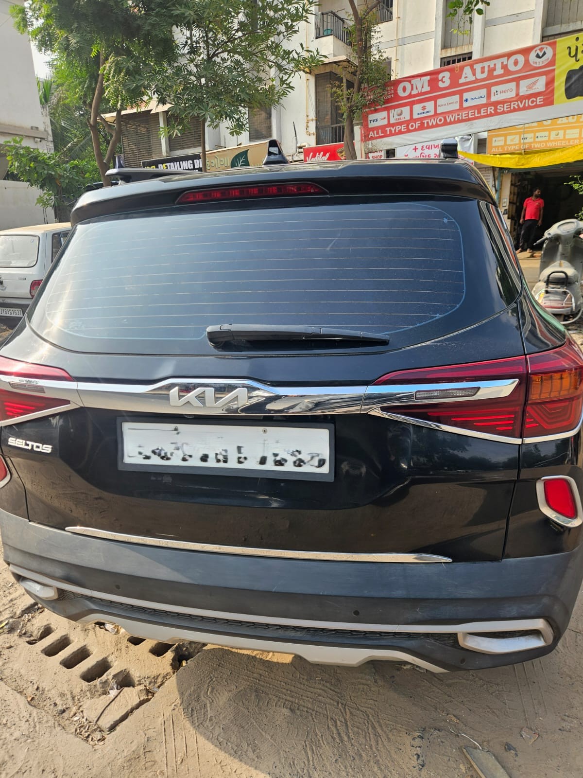 vishal-seltos-back